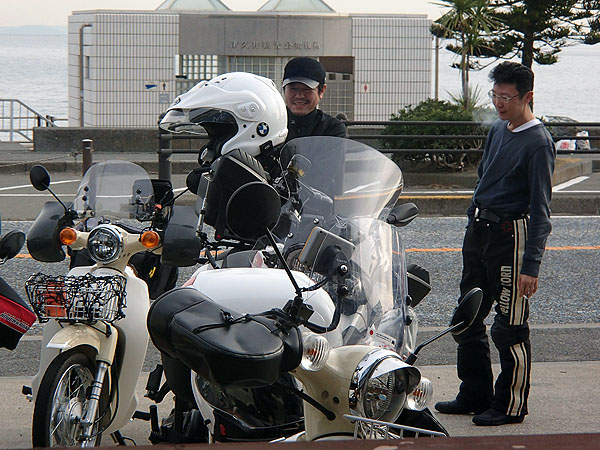 スーパーカブが気になる２人